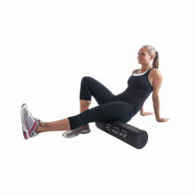 P2I Fitness- und Massage Trainer Roller 60x15cm Ansicht Übung hinterer Oberschenkel Gluteus