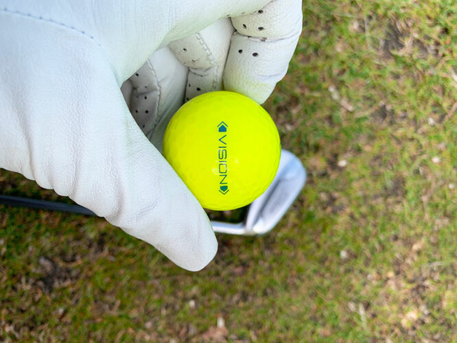 Golfbälle im Test Vision Pro Tour X UVee® Yellow in Hand