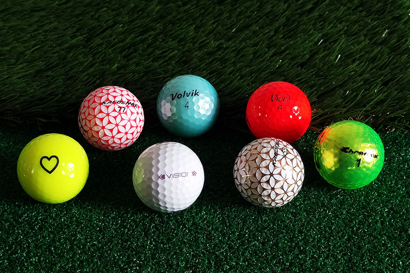 Golfbälle Mix auf Kunstrasenfläche