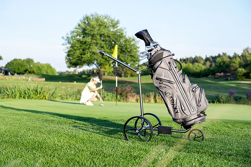 Elektro Golf Trolley mit Golfbag Galaxy Rainline Pro auf Golfplatz